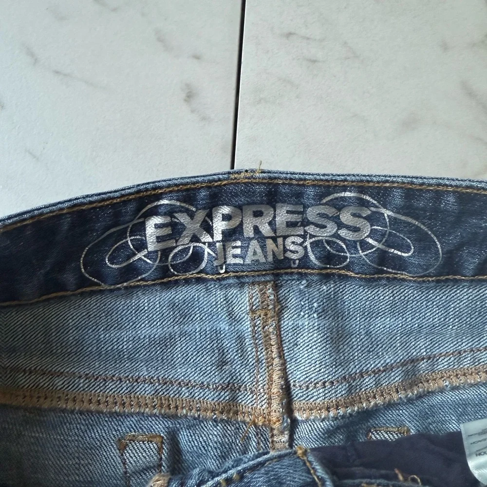 EXPRESS Studded Ripped Denim Skirt - size 00 - Picture 6 of 8